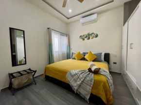 Beauty Suite w Gym sauna Pool close 5th ave &beach